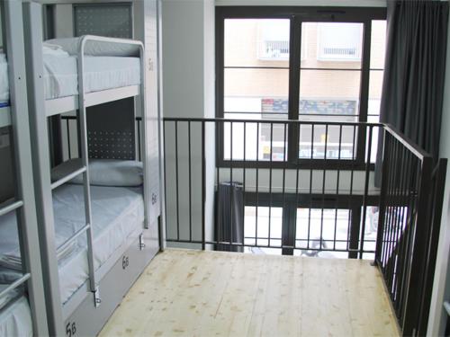 Cama en habitación compartida mixta de 10 camas del hotel Bcnsporthostels. Foto 3