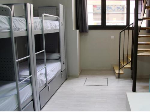Cama en habitación compartida mixta de 10 camas del hotel Bcnsporthostels. Foto 7