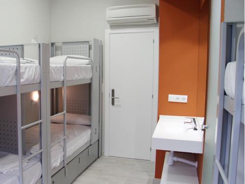 Cama en habitación compartida mixta de 6 camas del hotel Bcnsporthostels. Foto 4