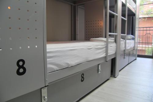 Cama en habitación compartida femenina de 8 camas del hotel Bcnsporthostels. Foto 1