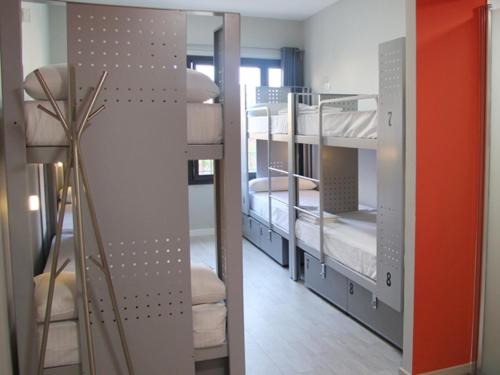 Cama en habitación compartida femenina de 8 camas del hotel Bcnsporthostels. Foto 5
