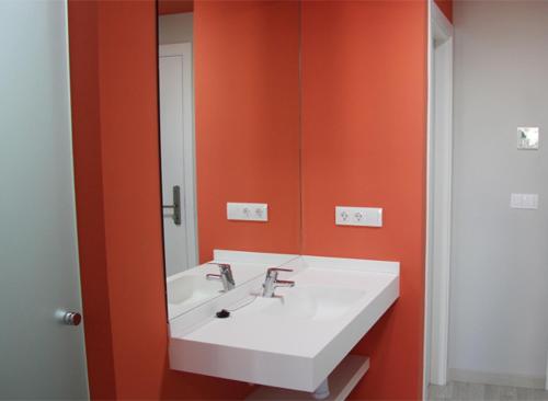 Cama en habitación compartida femenina de 8 camas del hotel Bcnsporthostels. Foto 7