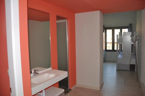 Cama en habitación compartida femenina de 6 camas del hotel Bcnsporthostels. Foto 5