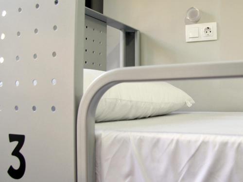 Cama en habitación compartida femenina de 6 camas del hotel Bcnsporthostels. Foto 8