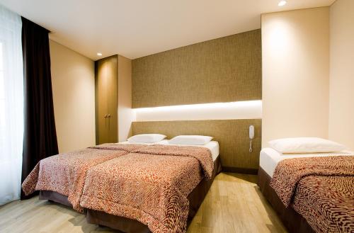 Habitación Triple del hotel Central Paris. Foto 1