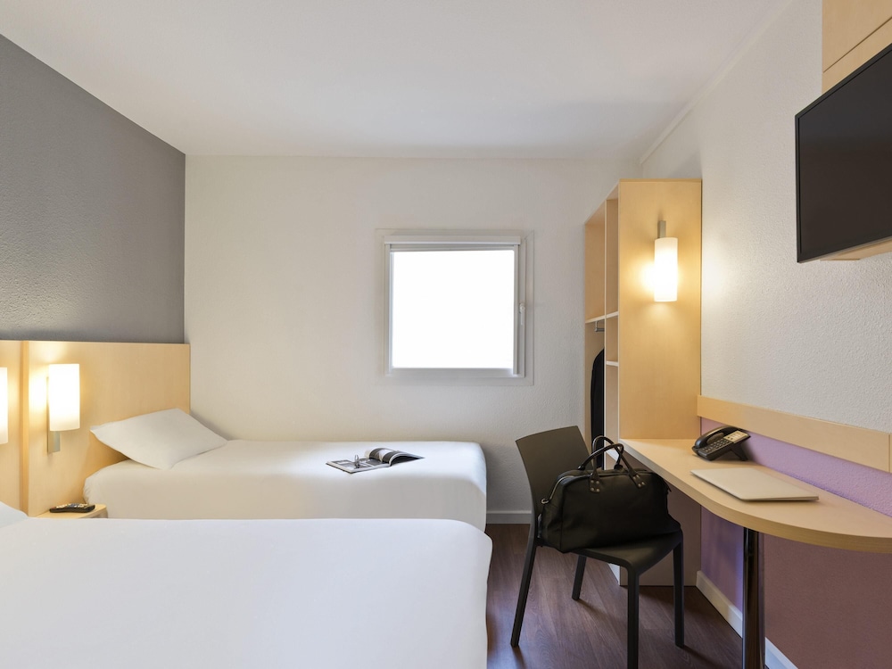 Triple: habitación con 1 cama doble y 1 cama individual del hotel Ibis Budget Cannes Centre Ville