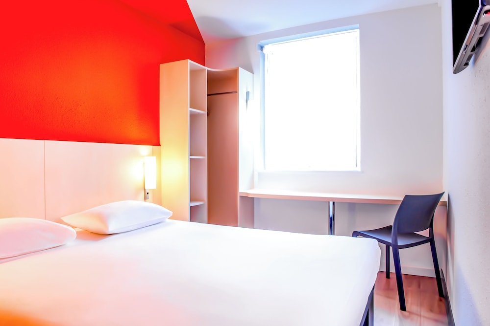 DOBLE - Habitación con una cama grande del hotel Ibis Budget Cannes Centre Ville. Foto 1