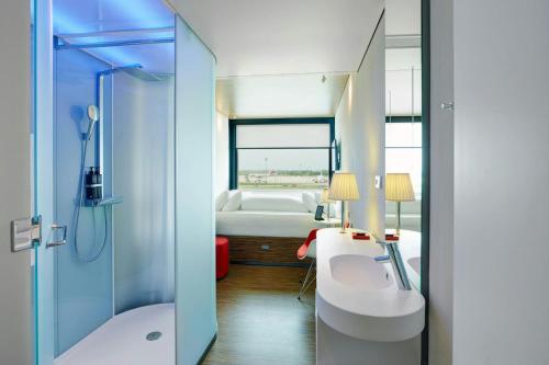 Habitación con cama extragrande. del hotel Citizenm Paris Charles De Gaulle. Foto 1