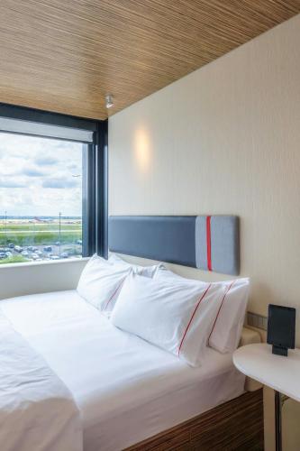 Habitación con cama extragrande. del hotel Citizenm Paris Charles De Gaulle. Foto 5