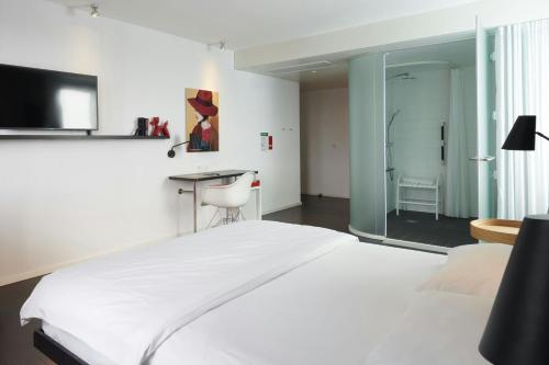 Habitación - cama extragrande - Adaptada para personas con movilidad reducida del hotel Citizenm Paris Charles De Gaulle. Foto 1