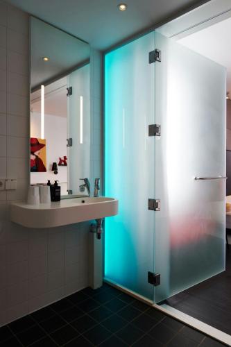 Habitación - cama extragrande - Adaptada para personas con movilidad reducida del hotel Citizenm Paris Charles De Gaulle. Foto 2