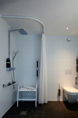 Habitación - cama extragrande - Adaptada para personas con movilidad reducida del hotel Citizenm Paris Charles De Gaulle. Foto 3
