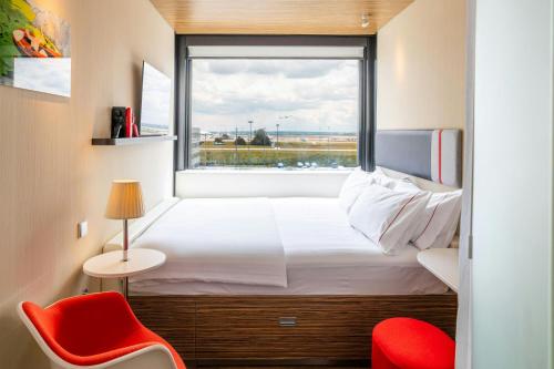 Habitación con cama extragrande - Planta superior del hotel Citizenm Paris Charles De Gaulle