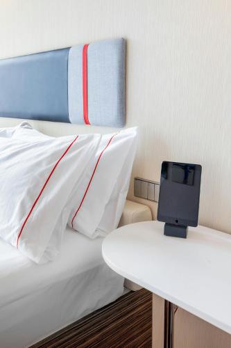 Habitación con cama extragrande - Planta superior del hotel Citizenm Paris Charles De Gaulle. Foto 2