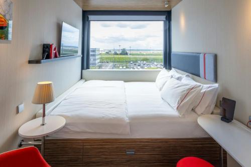 Habitación con cama extragrande - Planta superior del hotel Citizenm Paris Charles De Gaulle. Foto 3