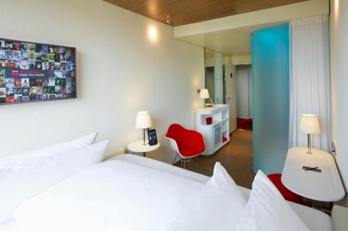 Habitación con cama extragrande - Planta superior del hotel Citizenm Paris Charles De Gaulle. Foto 4