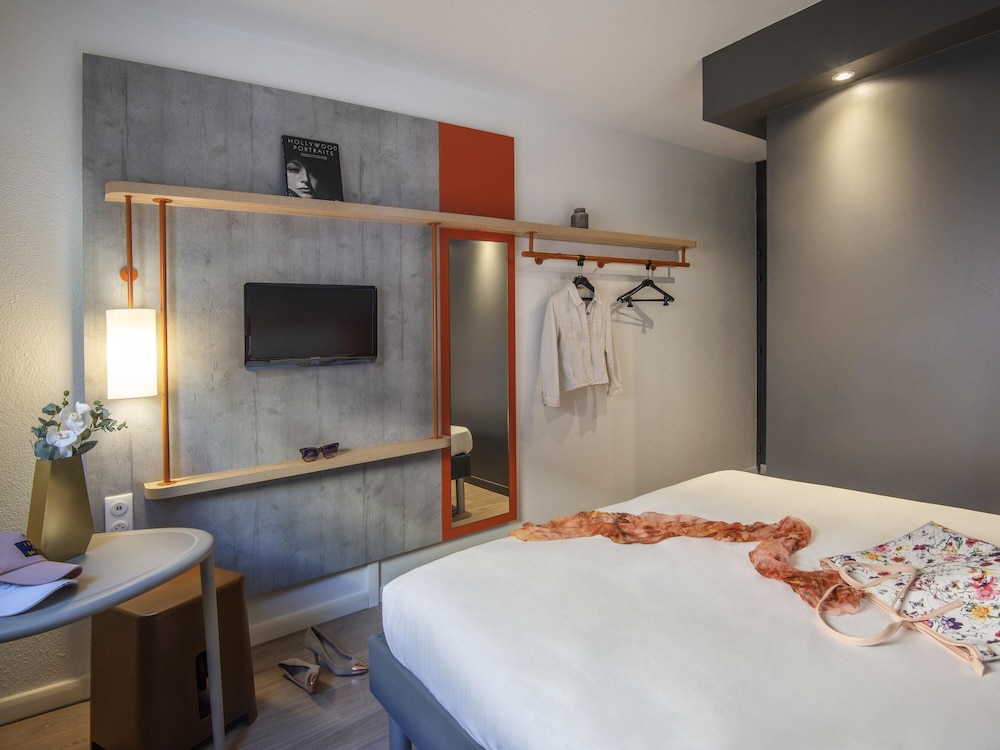 Habitación doble con 1 cama doble del hotel Ibis Budget Nice Californie Lenval. Foto 1