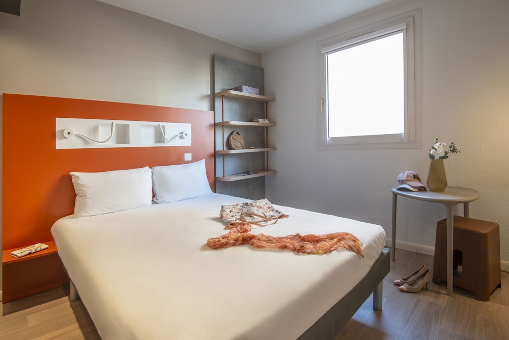 Habitación doble con 1 cama doble del hotel Ibis Budget Nice Californie Lenval. Foto 3