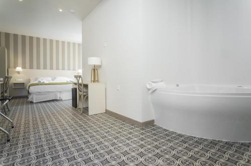 Habitación Doble con bañera de hidromasaje del hotel San Lorenzo Boutique. Foto 3