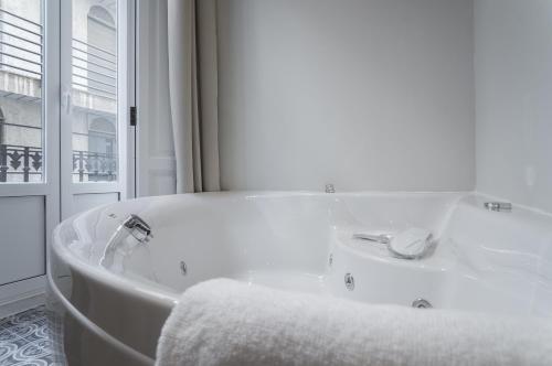 Habitación Doble con bañera de hidromasaje del hotel San Lorenzo Boutique. Foto 5