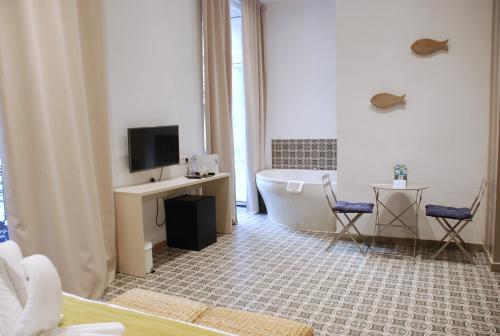 Habitación Doble con bañera de hidromasaje del hotel San Lorenzo Boutique. Foto 8