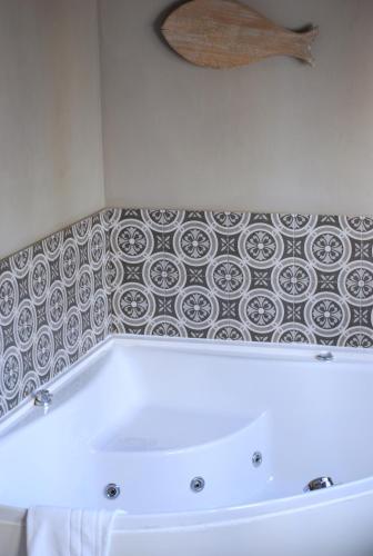Habitación Doble con bañera de hidromasaje del hotel San Lorenzo Boutique. Foto 12