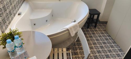 Habitación Doble con bañera de hidromasaje del hotel San Lorenzo Boutique. Foto 14