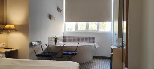 Habitación Doble con bañera de hidromasaje del hotel San Lorenzo Boutique. Foto 17