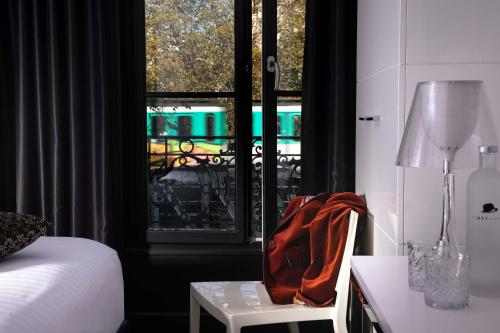 Habitación Doble Clásica del hotel First Paris Tour Eiffel. Foto 1