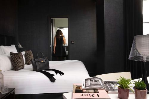 Habitación Doble Clásica del hotel First Paris Tour Eiffel. Foto 2