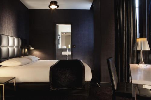 Habitación Doble Superior del hotel First Paris Tour Eiffel. Foto 2