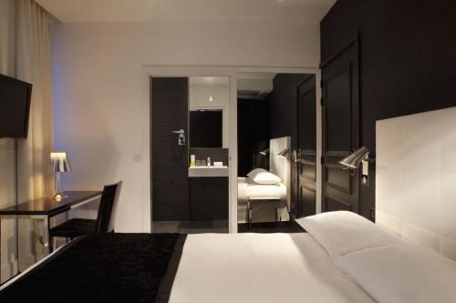 Habitación Doble Superior del hotel First Paris Tour Eiffel. Foto 3