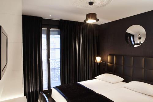 Habitación Doble Deluxe con vistas a la Torre Eiffel del hotel First Paris Tour Eiffel. Foto 2