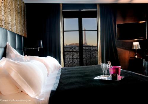 Suite con vistas a la torre Eiffel del hotel First Paris Tour Eiffel. Foto 1