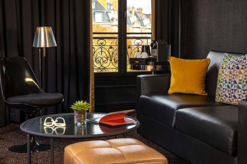 Suite con vistas a la torre Eiffel del hotel First Paris Tour Eiffel. Foto 2