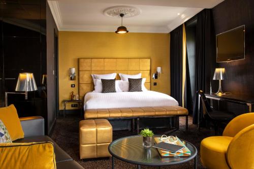Suite con vistas a la torre Eiffel del hotel First Paris Tour Eiffel. Foto 3