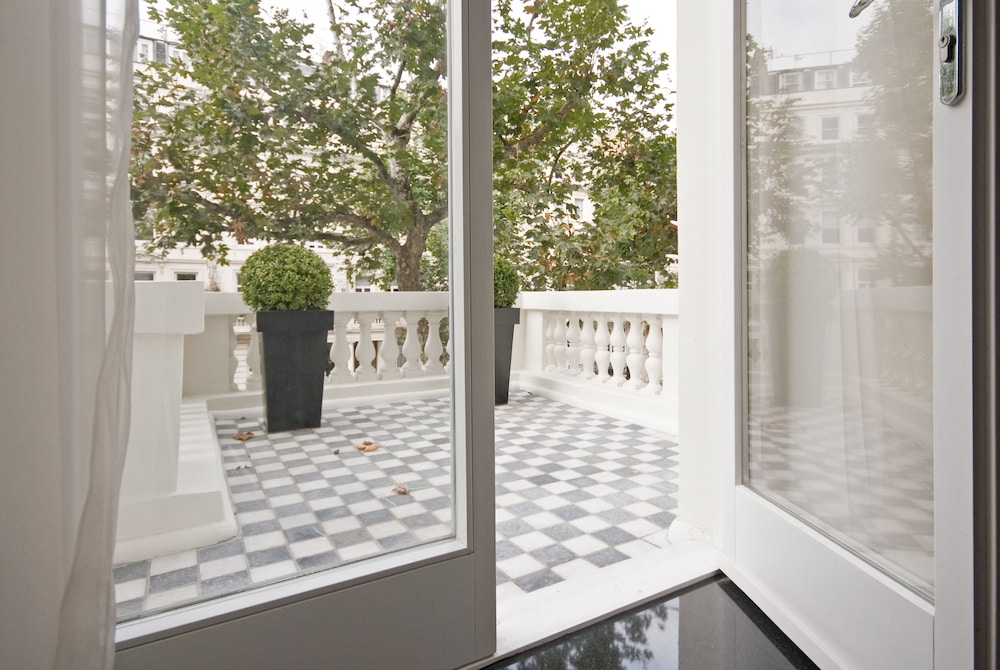 Executive One Bedroom Apartment with Balcony del hotel 130 Queen's Gate Apartments