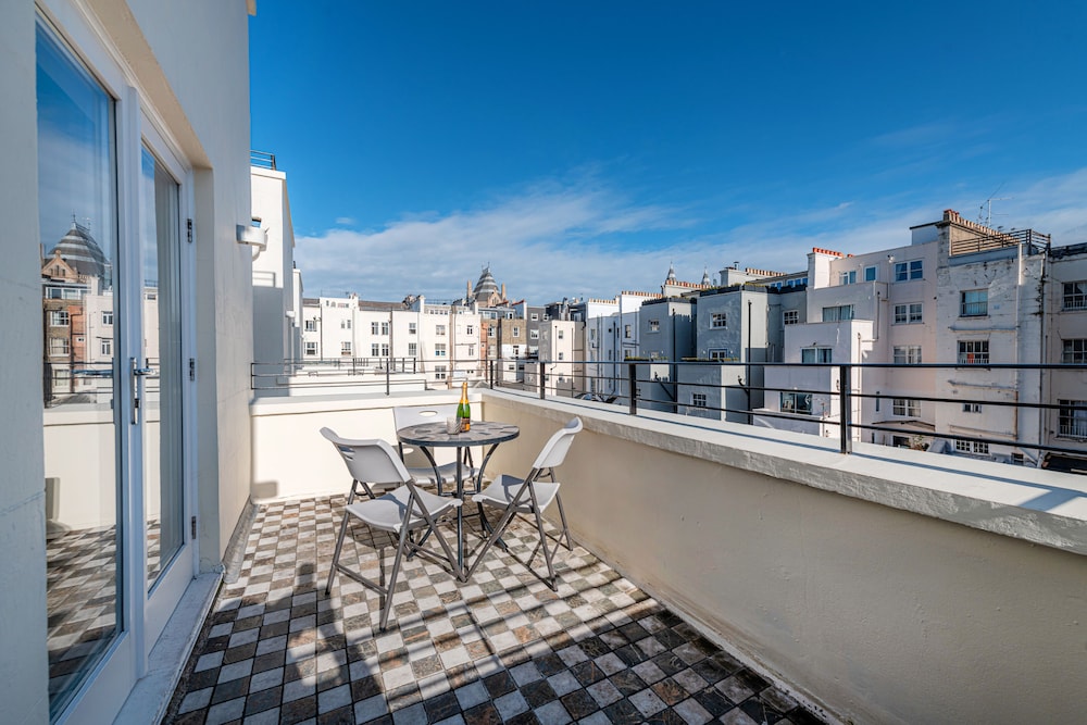 One Bedroom Deluxe with Balcony del hotel 130 Queen's Gate Apartments