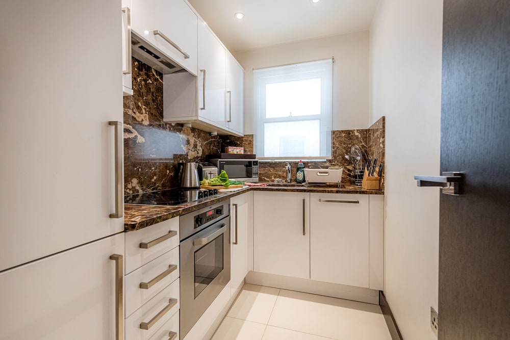 One Bedroom Deluxe with Balcony del hotel 130 Queen's Gate Apartments. Foto 8