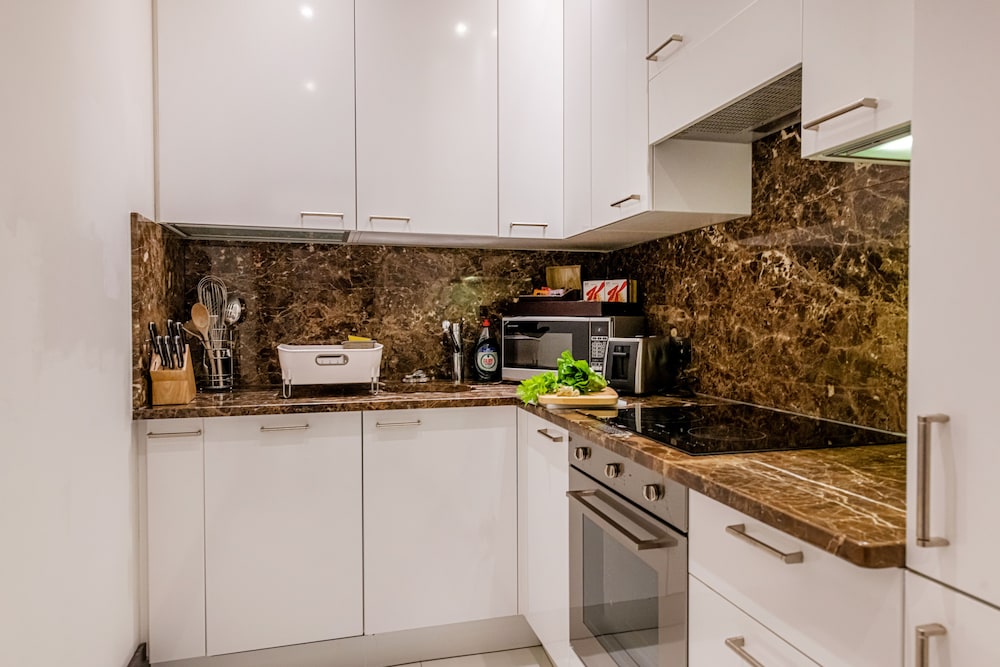 One Bedroom Deluxe with Balcony del hotel 130 Queen's Gate Apartments. Foto 9