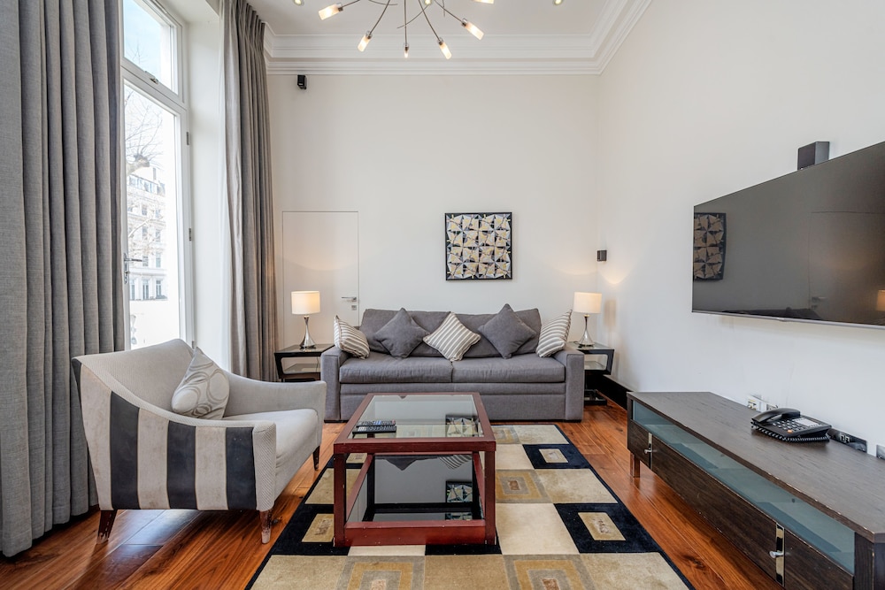 One Bedroom Deluxe with Balcony del hotel 130 Queen's Gate Apartments. Foto 16