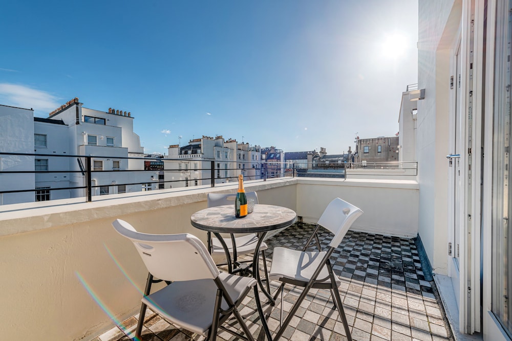 One Bedroom Deluxe with Balcony del hotel 130 Queen's Gate Apartments. Foto 17