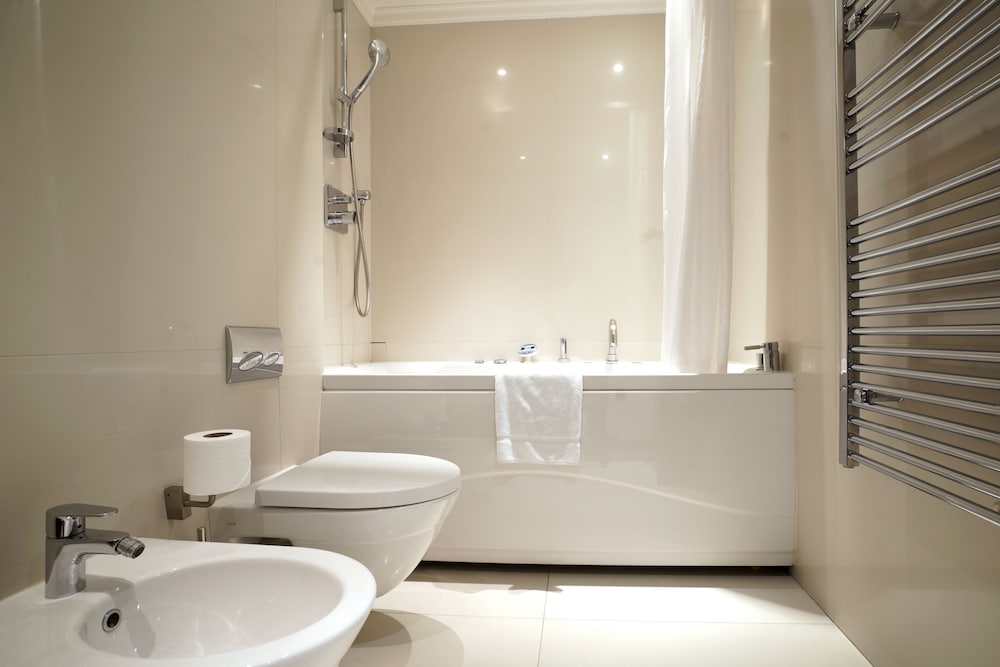 One Bedroom Deluxe with Balcony del hotel 130 Queen's Gate Apartments. Foto 20