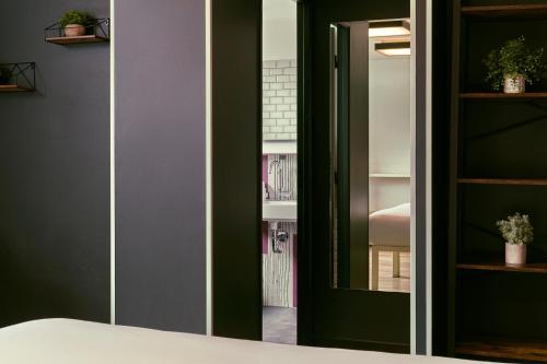 Estudio Deluxe con terraza - Cama extragrande del hotel Generator Paris. Foto 1