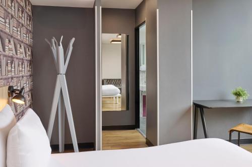 Estudio Deluxe con terraza - Cama extragrande del hotel Generator Paris. Foto 5