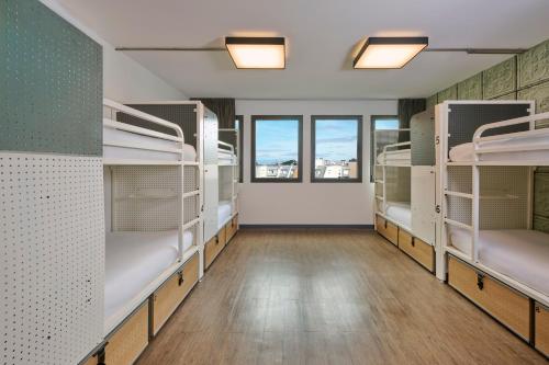 Habitación con baño privado - 8 camas del hotel Generator Paris. Foto 5