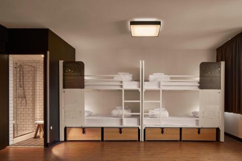 Habitación Privada de 4 camas del hotel Generator Paris. Foto 2
