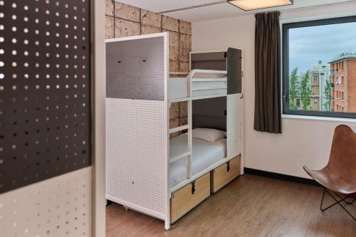 Habitación Privada de 4 camas del hotel Generator Paris. Foto 3