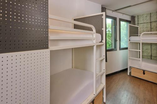Cama en habitación compartida mixta de 6 camas del hotel Generator Paris. Foto 4