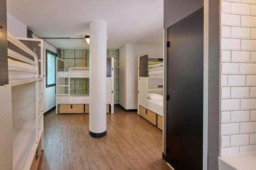 Cama en habitación compartida mixta de 6 camas del hotel Generator Paris. Foto 5